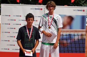 Alex & Dani-Einzel Siegerehrung_Swiss Junior Championships 2010 with tennis conditioning book